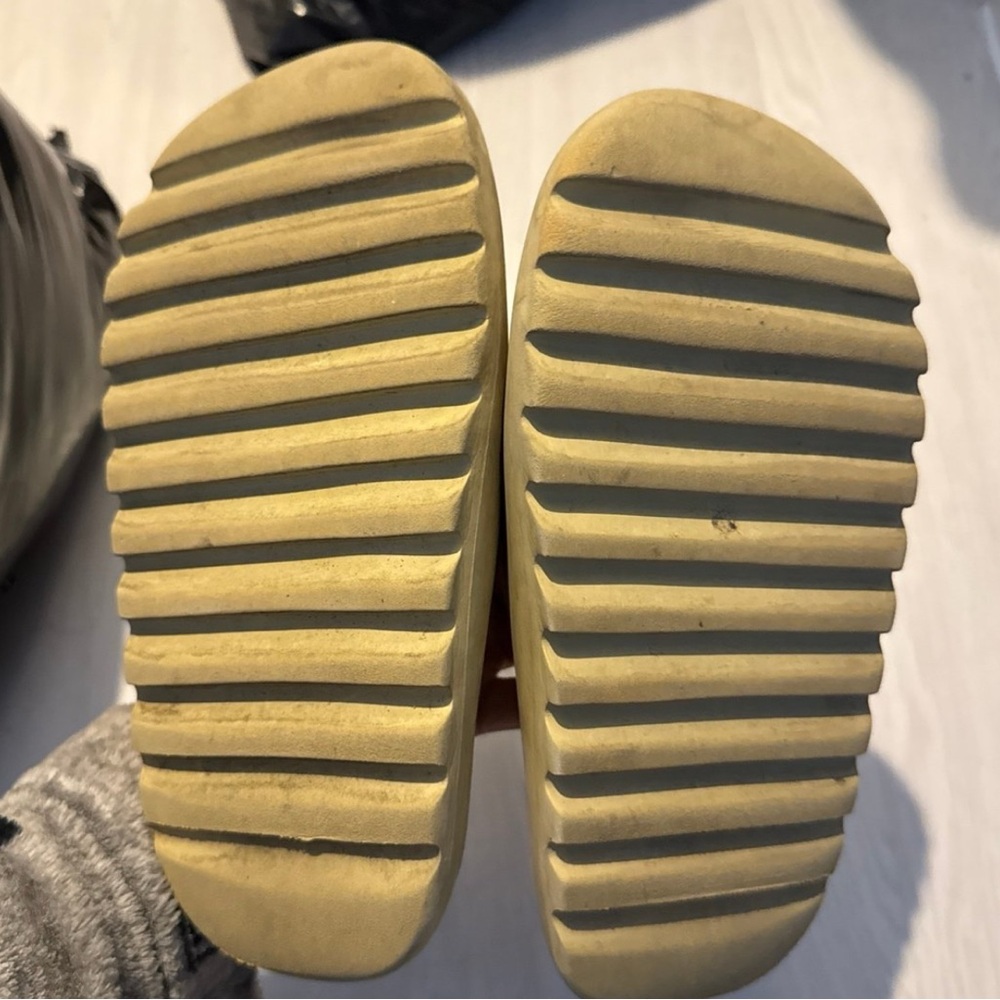Yeezy Slides - Picture 2 of 6